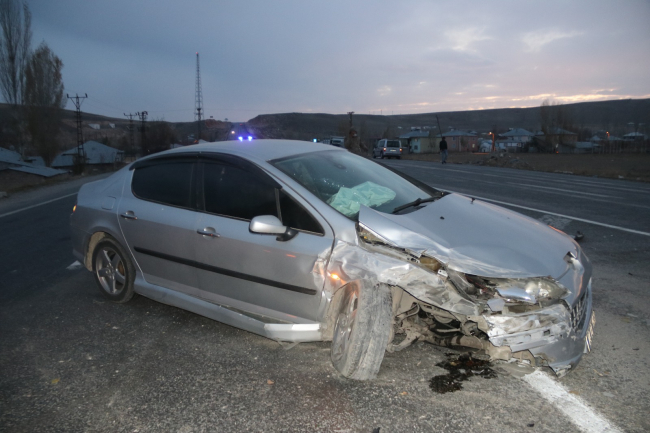 Van'da kamyonetle otomobil çarpıştı: 7 yaralı